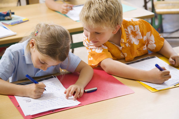 Complimenter les enfants les pousserait à tricher!