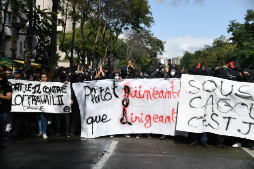 Dans la rue, les “fainéants” s’opposent à la “précarisation”