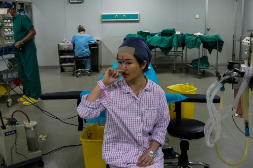 Des seins au nez, les Chinoises rêvent de scalpel