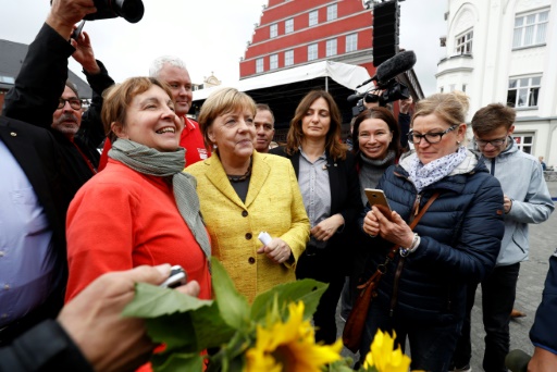 Fin de campagne en Allemagne: Merkel motive les siens, les populistes en embuscade