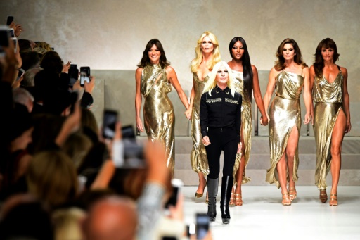 Mode à Milan: Versace s’assure la vedette avec un défilé hautement glamour