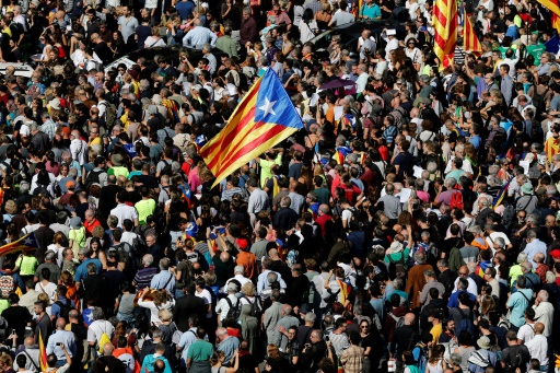 Référendum interdit: des milliers de Catalans dans la rue après des arrestations