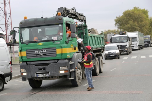 Réforme du travail: les routiers bloquent routes et dépôts pétroliers