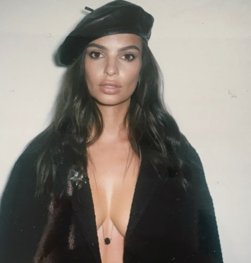 Sa photo retouchée par un magazine, Emily Ratajkowski s’insurge sur Instagram