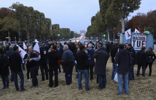 Une manifestation d’agriculteurs bloque l’accès aux Champs-Elysées
