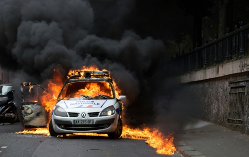 Voiture de police incendiée en France: ouverture du procès sous haute tension