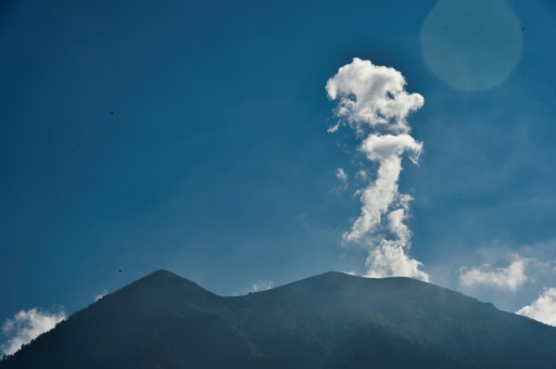 Volcan à Bali: la fumée s’épaissit, le nombre d’évacués augmente