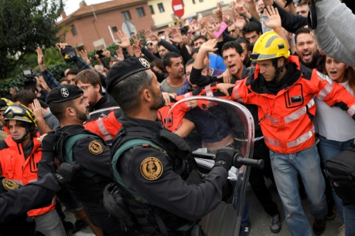 Comment la police a sifflé la fin de partie du référendum en Catalogne