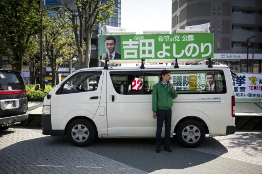 Courbettes et pépiements: les ficelles d’une campagne électorale au Japon