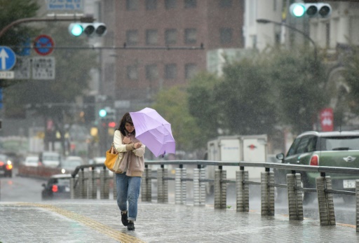 Japon: des pluies et vents charriés par un typhon font deux morts