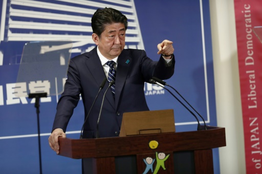 Japon: Shinzo Abe a conquis des voix mais pas les coeurs