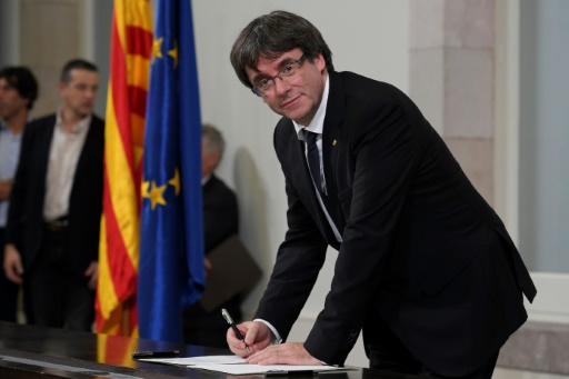 Le président de Catalogne a signé une déclaration d’indépendance mais la suspend