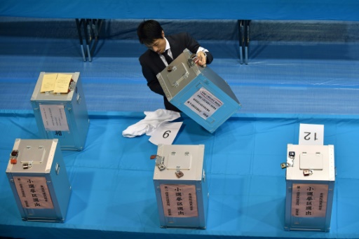 Législatives au Japon: large victoire du Premier ministre Abe, selon des sondages