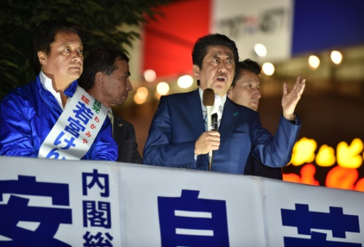 Les Japonais s’apprêtent à donner une large majorité à Abe