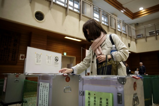 Les Japonais votent à l’approche d’un typhon, Abe donné largement gagnant