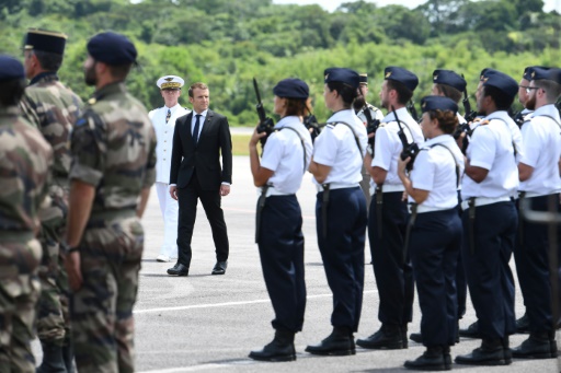 Macron en Guyane pour une première visite outre-mer dans un climat tendu