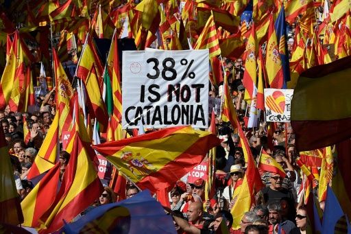 “Pas de république catalane”, crie une foule en colère à Barcelone