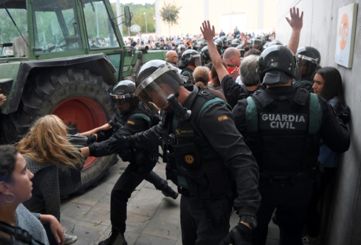 Référendum en Catalogne: bras de fer en cours entre police et indépendantistes
