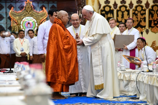 Après la Birmanie, le pape François arrive au Bangladesh