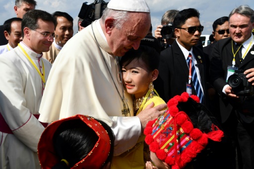 Arrivé en Birmanie, le pape rencontre le chef de l’armée