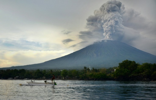 Bali: le volcan crache des cendres et l’aéroport reste fermé