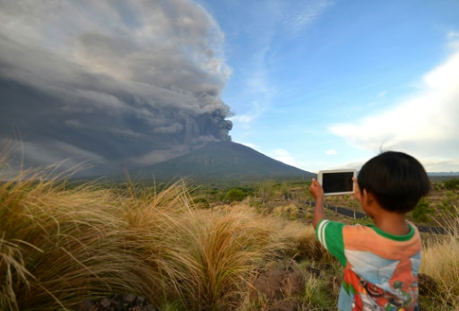 Indonésie: un volcan de Bali perturbe le trafic aérien