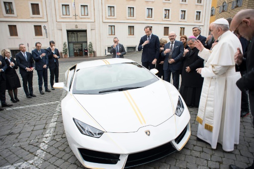 Le pape reçoit une Lamborghini mais restera fidèle à sa papamobile