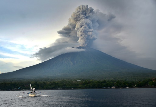 Le volcan à Bali toujours menaçant, l’aéroport reste fermé