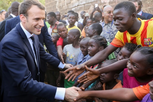 Macron dit “bye bye à la Françafrique” sur le papier, selon la presse