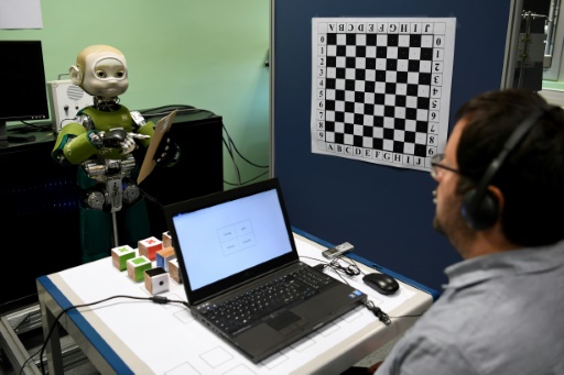 Nina, le robot qui apprend à parler aussi avec les yeux