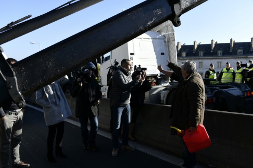 Pas de marché de Noël sur les Champs-Elysées: opérations escargot de forains