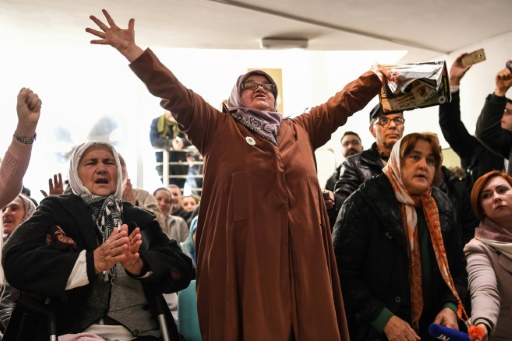 Perpétuité pour Mladic: à Srebrenica, les applaudissements et larmes des femmes