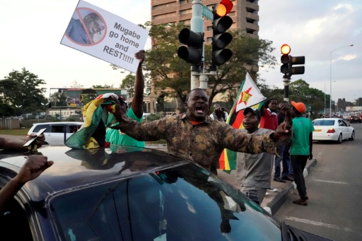 Pressé de toutes parts, Robert Mugabe démissionne