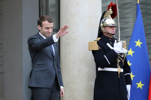 Remaniement: Macron récompense ses fidèles, recrute à gauche et dans le privé