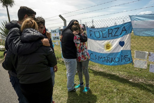 Sous-marin argentin: poursuite des recherches, les familles en deuil