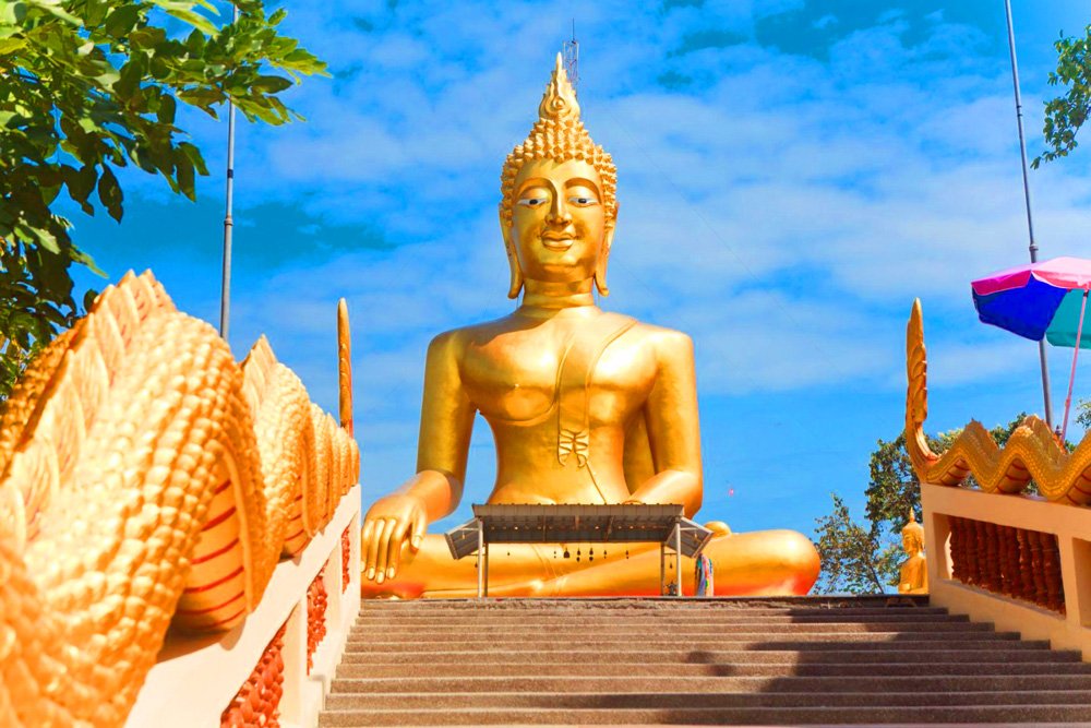 Erreur du jour: montrer ses fesses devant un temple bouddhiste