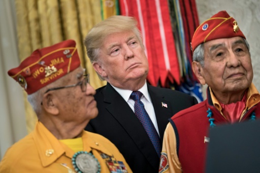 Trump fait une “blague” sur Pocahontas en recevant des Amérindiens