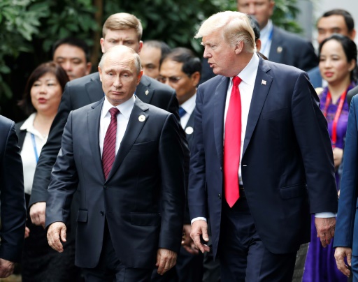 Trump/Poutine: une poignée de main, deux ou trois mots