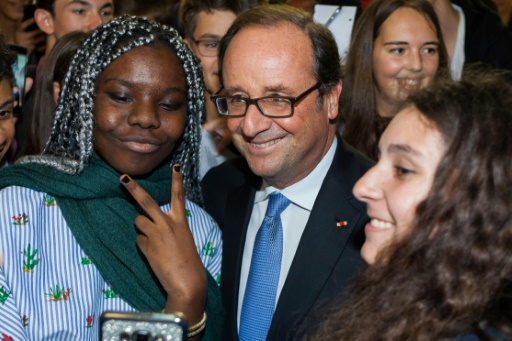 Un an après son renoncement, Hollande veut maintenir le lien avec les Français