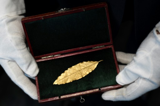 Une feuille en or de la couronne de Napoléon vendue 625.000 euros