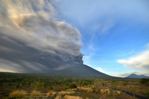 Volcan à Bali: des dizaines de vols annulés