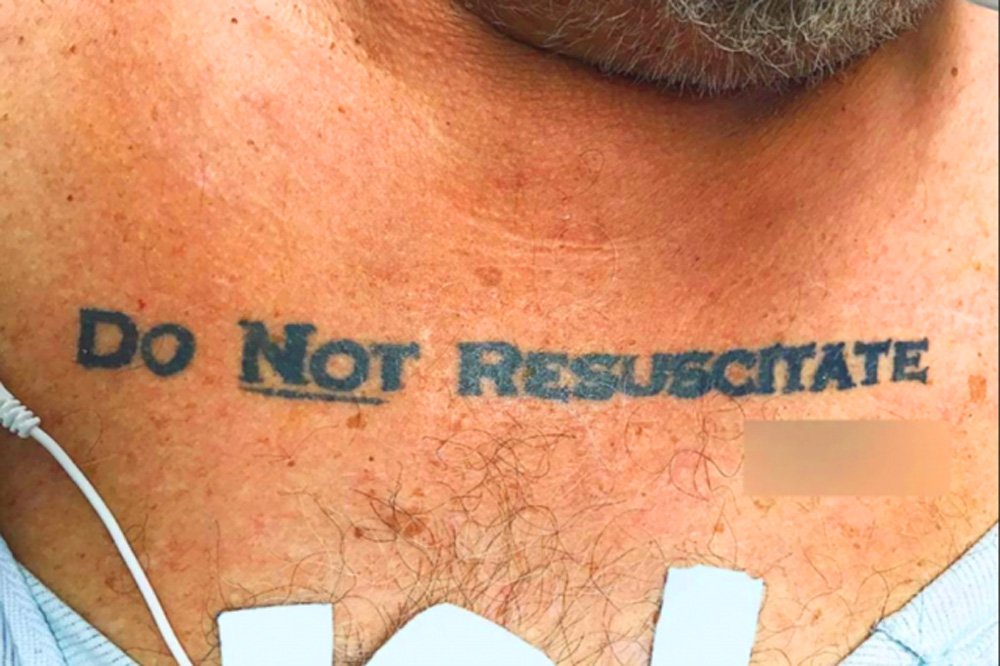 Un hôpital obéit à l’ordre «Ne pas réanimer» tatoué sur un patient