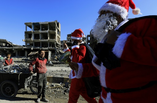 En Syrie, le père Noël fait escale à Raqa ravagée