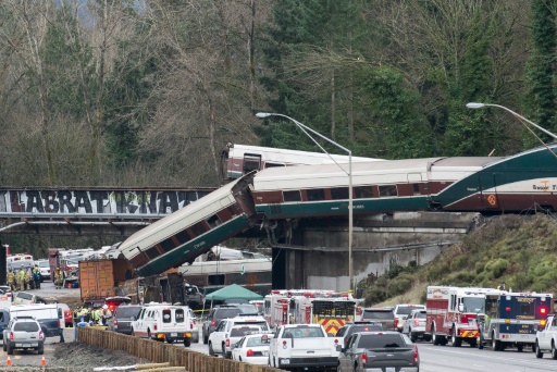 Etats-Unis: un train déraille et atterrit sur l’autoroute