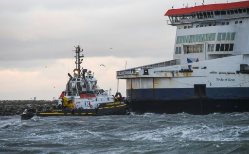 Le ferry échoué arrimé au port de Calais, débarquement des passagers