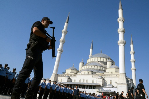 Nouvelle purge en Turquie : 2.700 personnes renvoyées