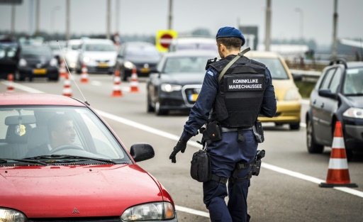 Pays-Bas: la police militaire tire sur un homme armé d’un couteau à l’aéroport …