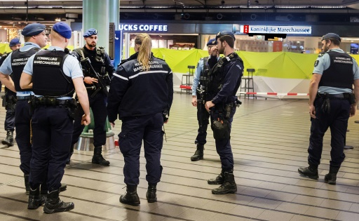 Pays-Bas: l’homme qui a menacé la police d’un couteau est “confus”
