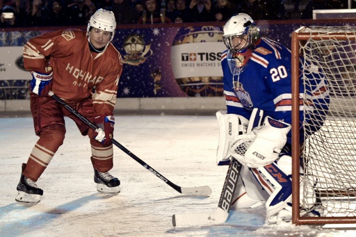 Poutine joue un match de hockey sur glace sur la place Rouge