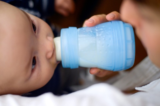 Salmonelle: un total de 625 lots de laits infantiles rappelés, dépôt de plainte lundi